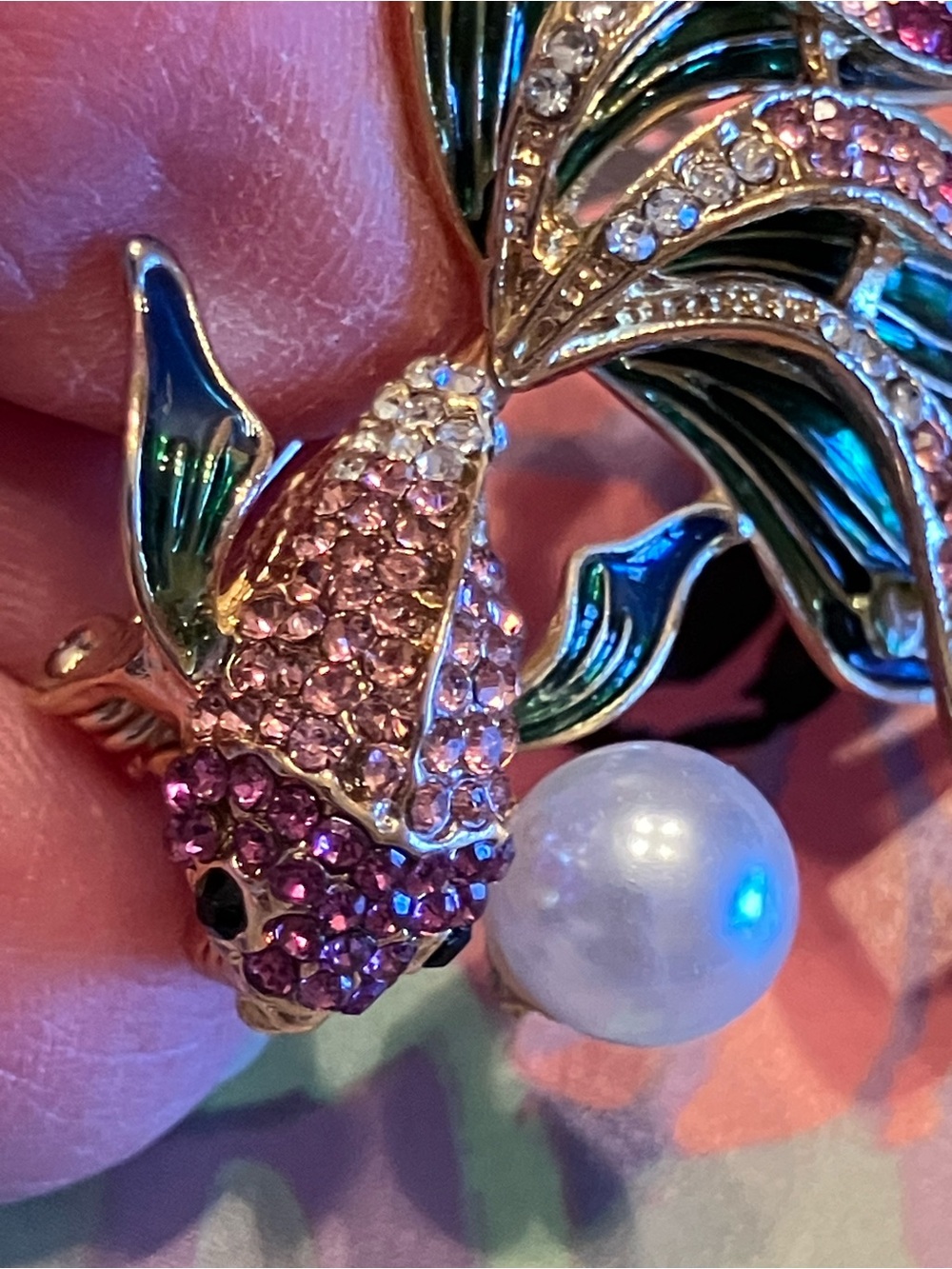 Pink Cubic Zirconia stone koi fish set in plated gold tone 2” brooch. - Picture 11 of 12
